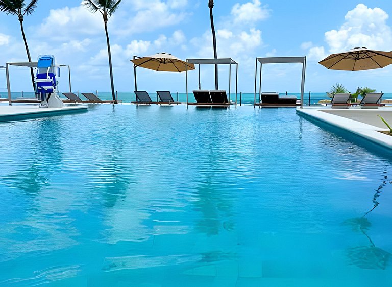 Ap com piscina  com vista mar e beira-mar